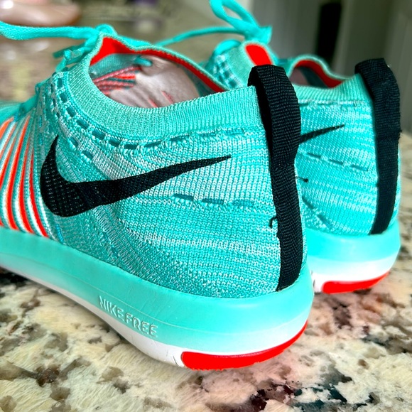 Women’s Nike flyknit sneakers EUC - Picture 4 of 5